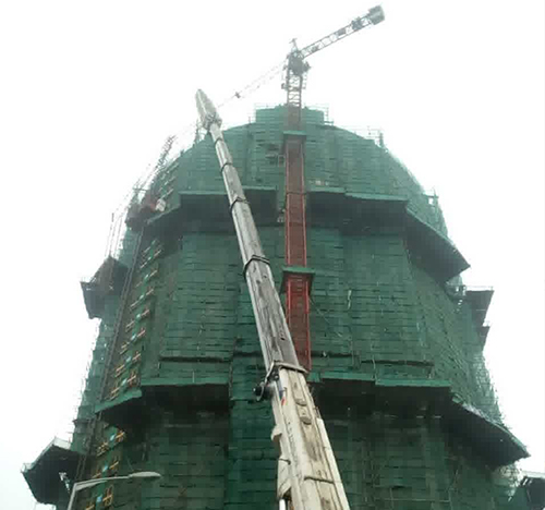 内江吊车在工地上作业